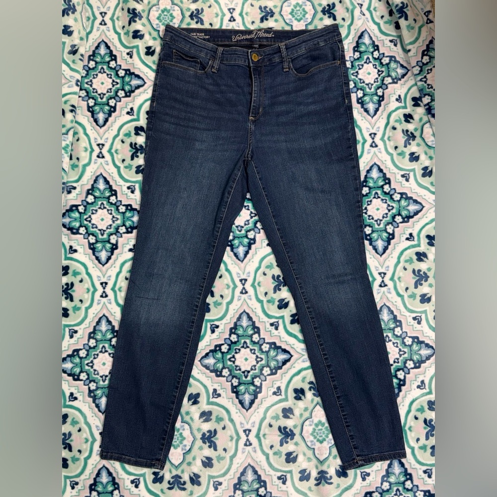 Universal Thread - Woman’s Mid Rise Skinny Jeans - Picture 2 of 5